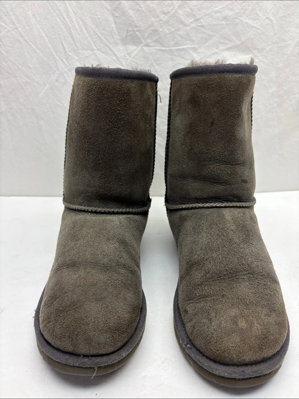 UGG Classic Short Boots size 5 big girl, box 59